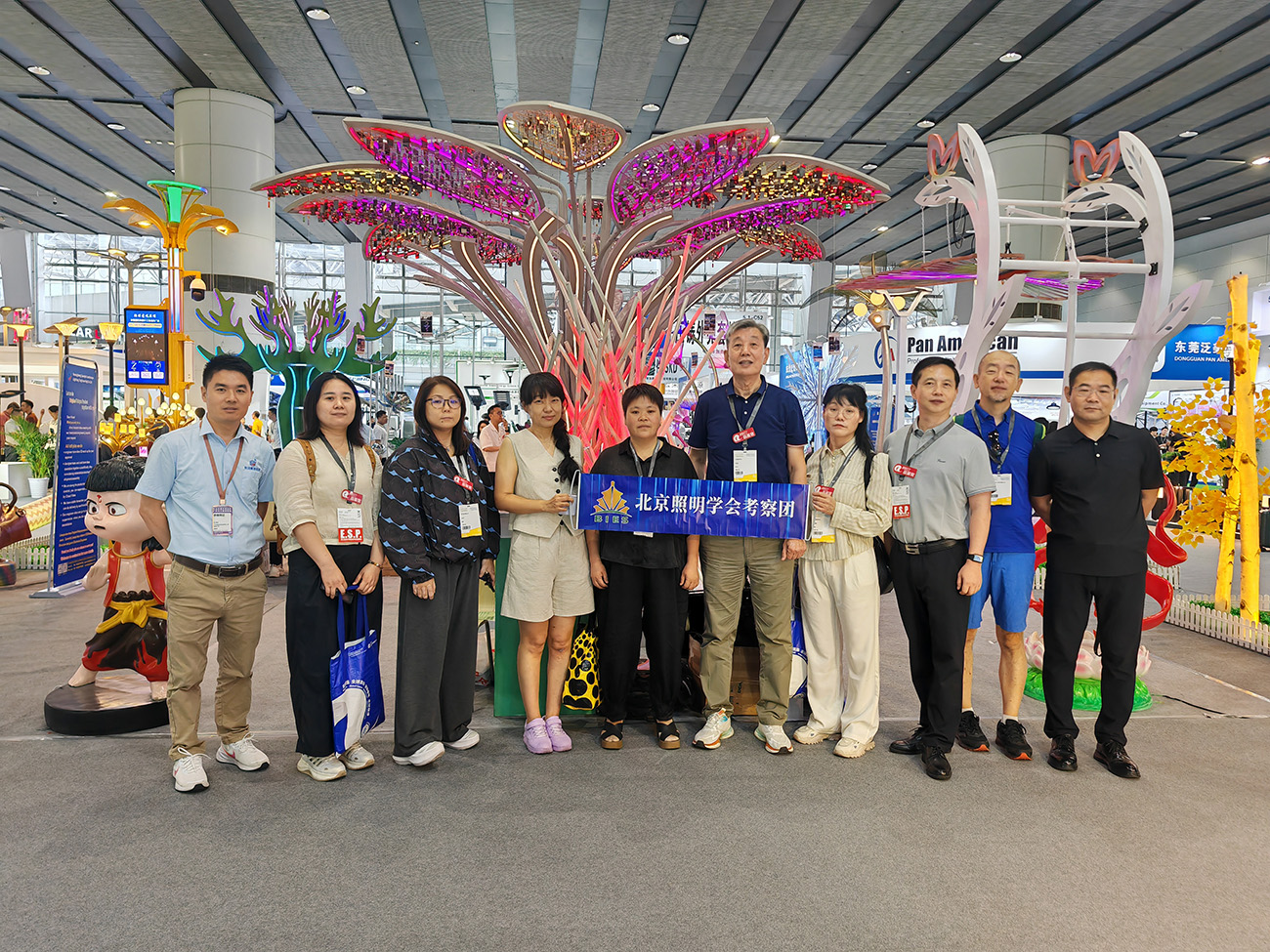 北京照明學(xué)會(huì)考察團(tuán)